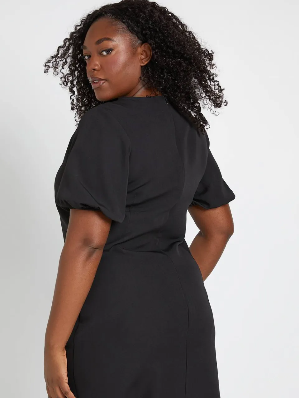 boohoo Dames Plus Getailleerde Pofmouw Shift Jurk zwart, foto 3