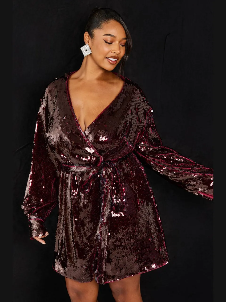 boohoo Dames Plus Premium Pailletten Wikkeljurk malbec, foto 3