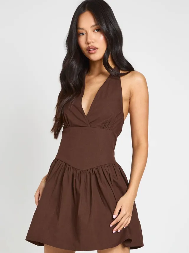 boohoo Dames Petite Katoenen Poplin Halter Neck Geplooide Mini Jurk Chocoladebruin