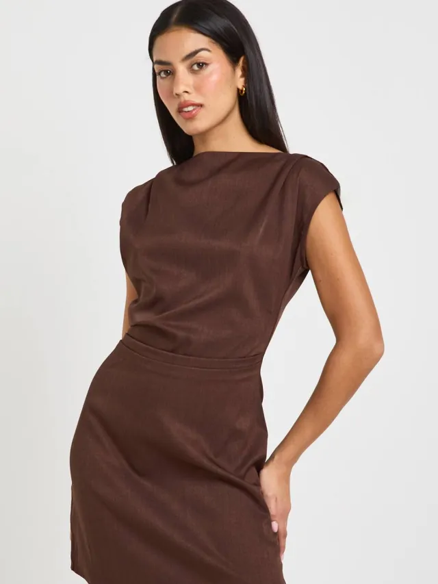 boohoo Dames Asymmetrische Hals Gerimpelde Zijkant Mini Shift Jurk chocoladebruin, foto 2