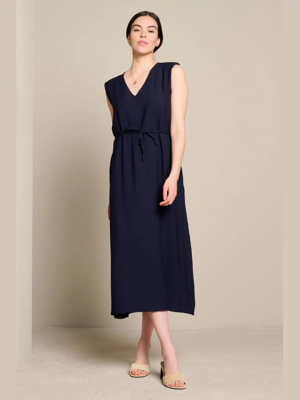 LOLALIZA midi jurk met ceintuur - donkerblauw, foto 3
