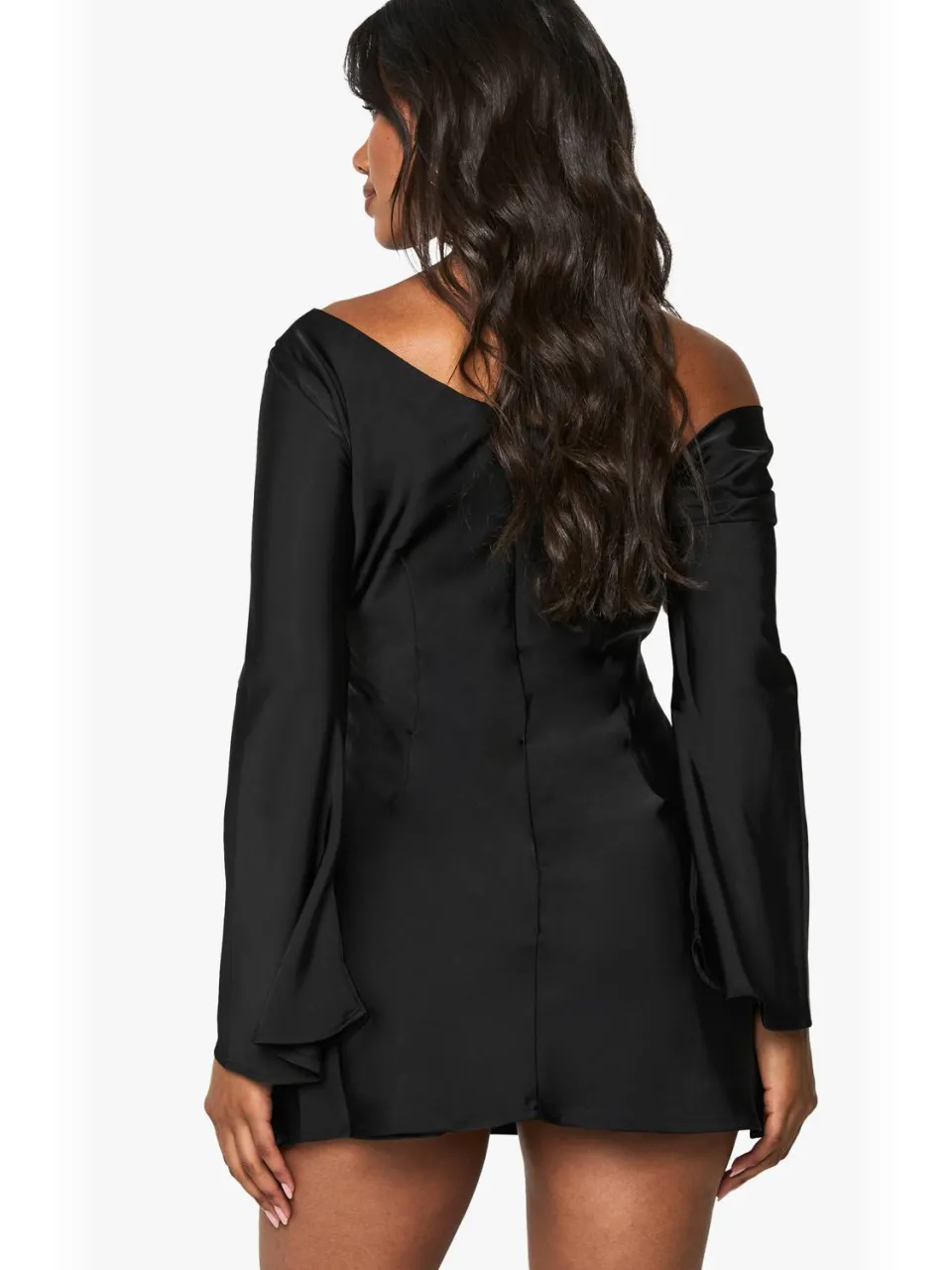 boohoo Dames Satijn Draped Flared Sleeve Mini Dress zwart, foto 2