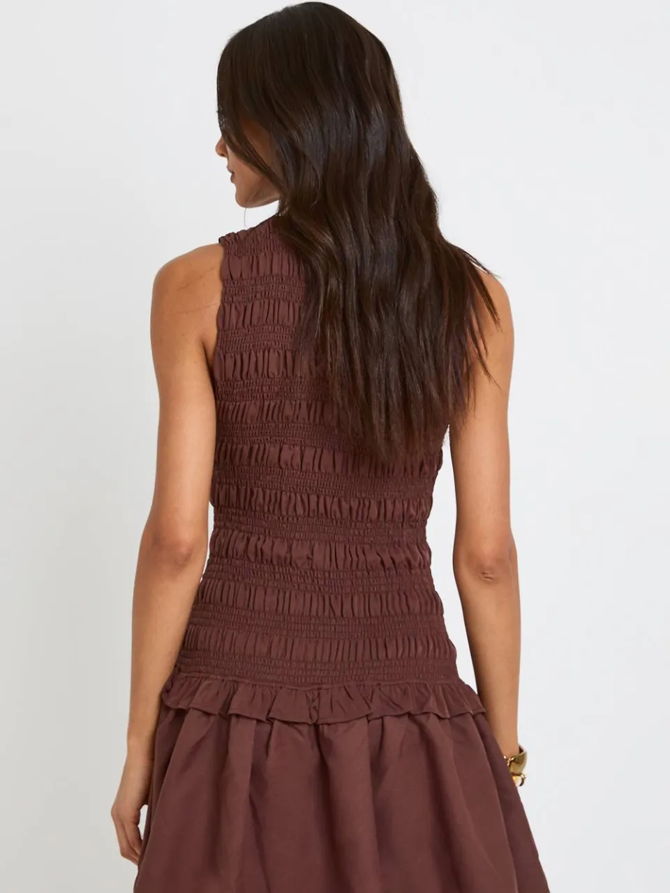 boohoo Dames Lange Gesmockte Jurk Met Racerback Hals chocoladebruin, foto 2