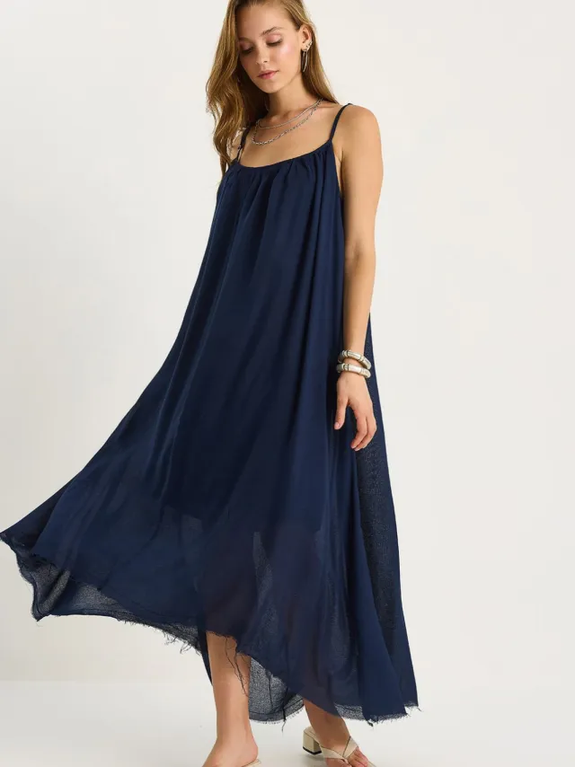 Bianco Lucci Effen Spaghetti Band Muslin Midi Jurk met Doorzichtige Zoom Marineblauw