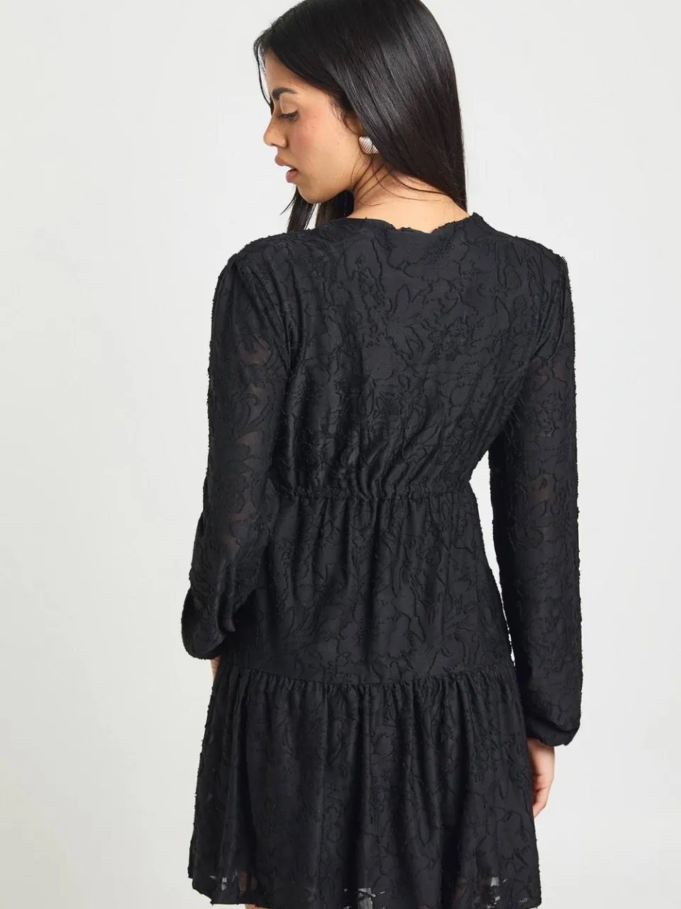 boohoo Dames Burnout Bloemen Strik Voorpand Smock Jurk zwart, foto 3