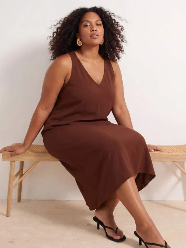 Trendyol Curve Dames Bruin Effen Midi Mouwloos Casual A-lijn Grote maten Jurk