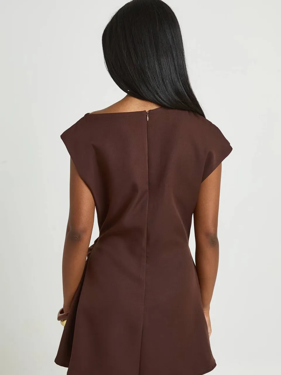 boohoo Dames Mini-jurk Met Hoge Asymmetrische Hals En Geplooide Taille chocoladebruin, foto 2