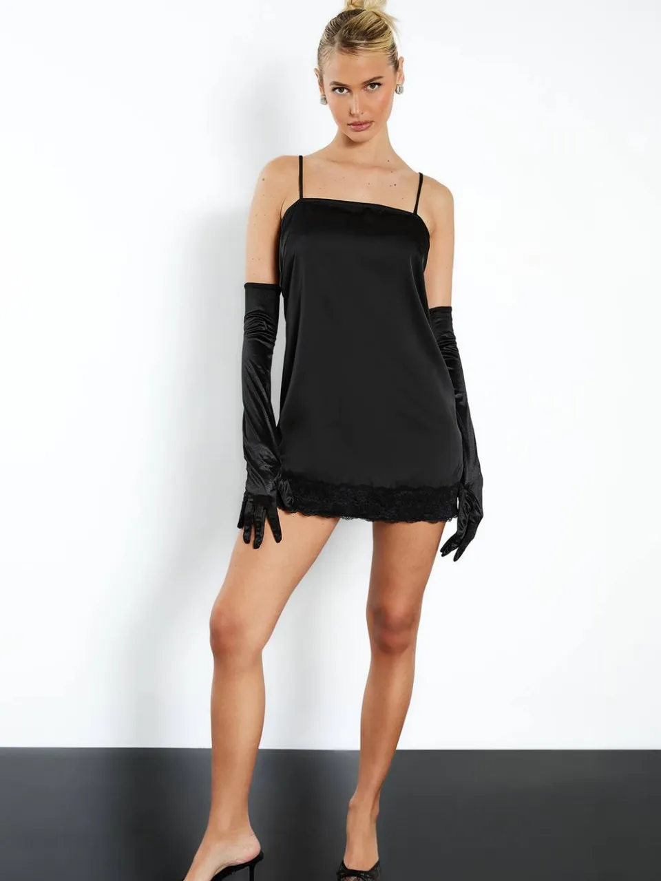 boohoo Dames Slipjurk met kanten afwerking en vierkante hals zwart, foto 2