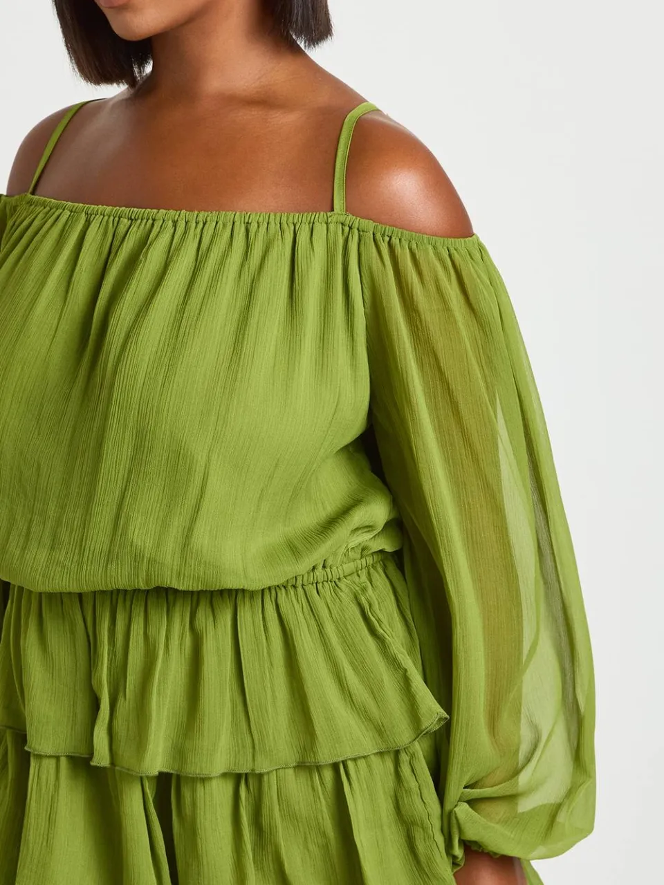 boohoo Dames Plus Chiffon Ruches Cold Shoulder Mini Jurk olijf, foto 4