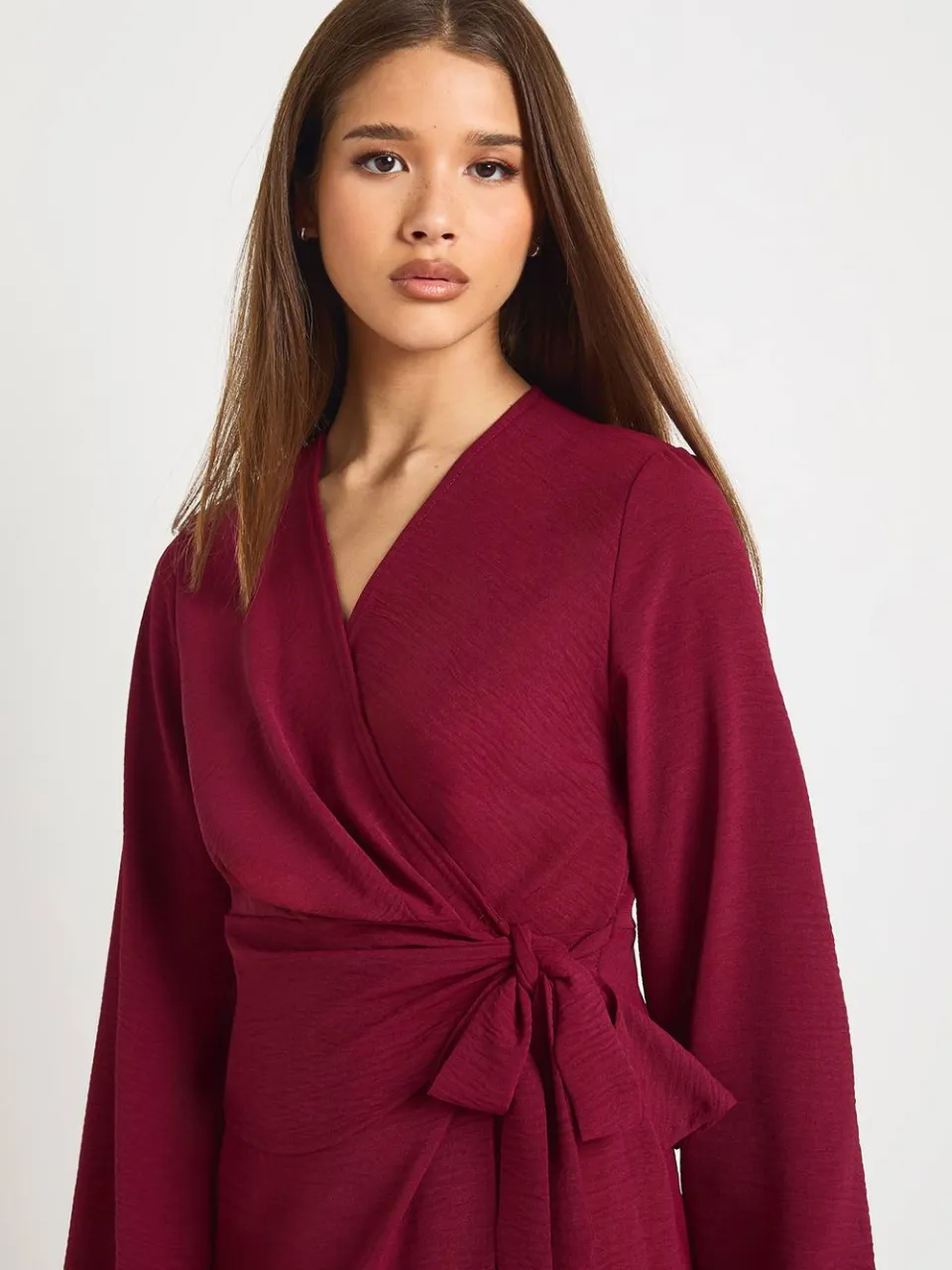 boohoo Dames Gehamerde minijurk met wikkelvoorkant merlot, foto 4