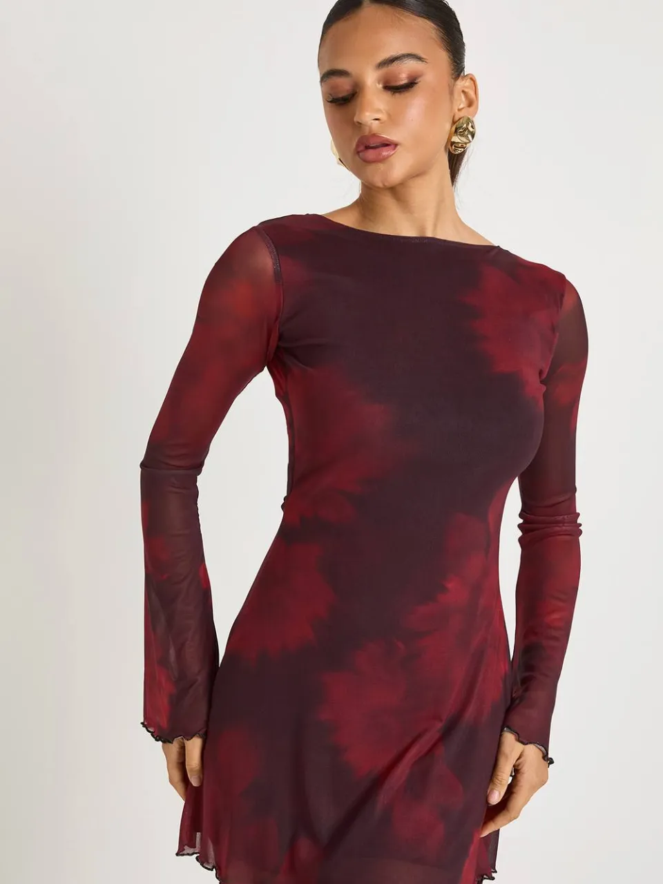 boohoo Dames Vervaagde bloemdruk meshjurk met uitlopende mouwen rood, foto 4