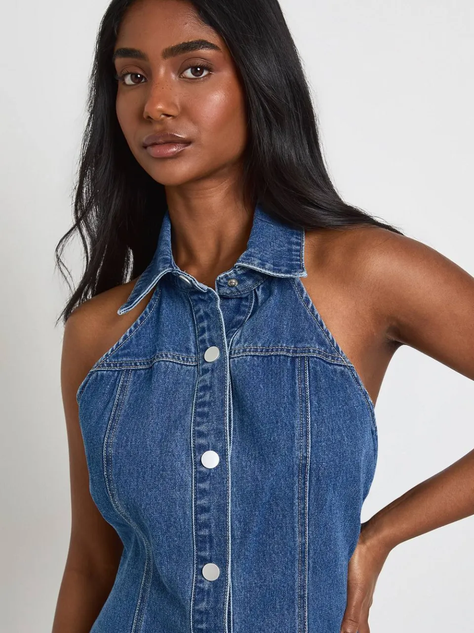 boohoo Dames Halternek Denim Mini-jurk Met Getailleerde Taille En Knoopsluiting, foto 4