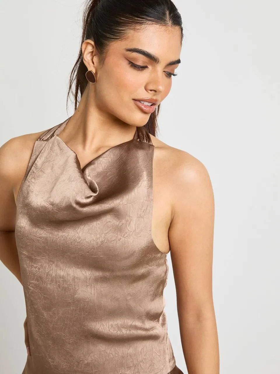 boohoo Dames Gestructureerde Satijnen Cowl Hals Mini Jurk mokka, foto 4