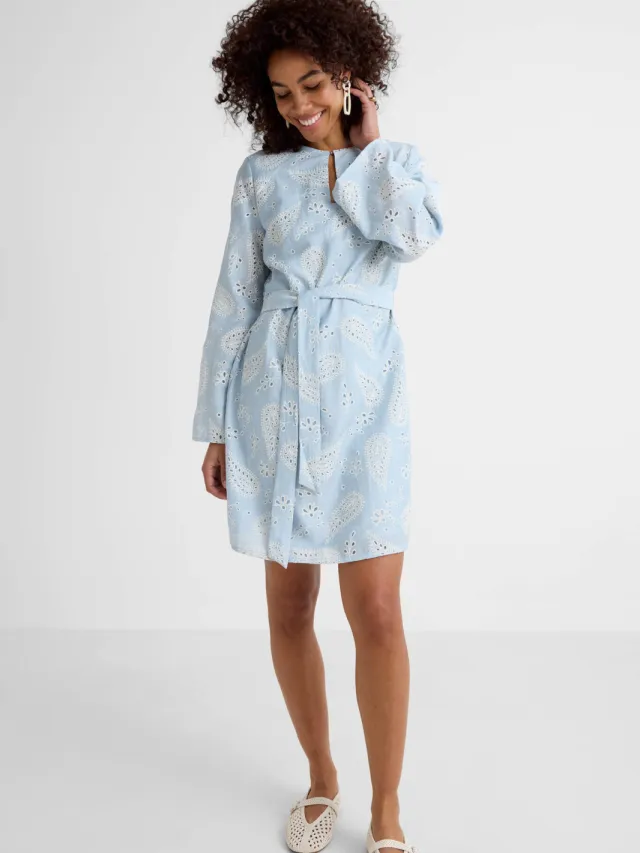 Ruby broderie midi jurk lichtblauw