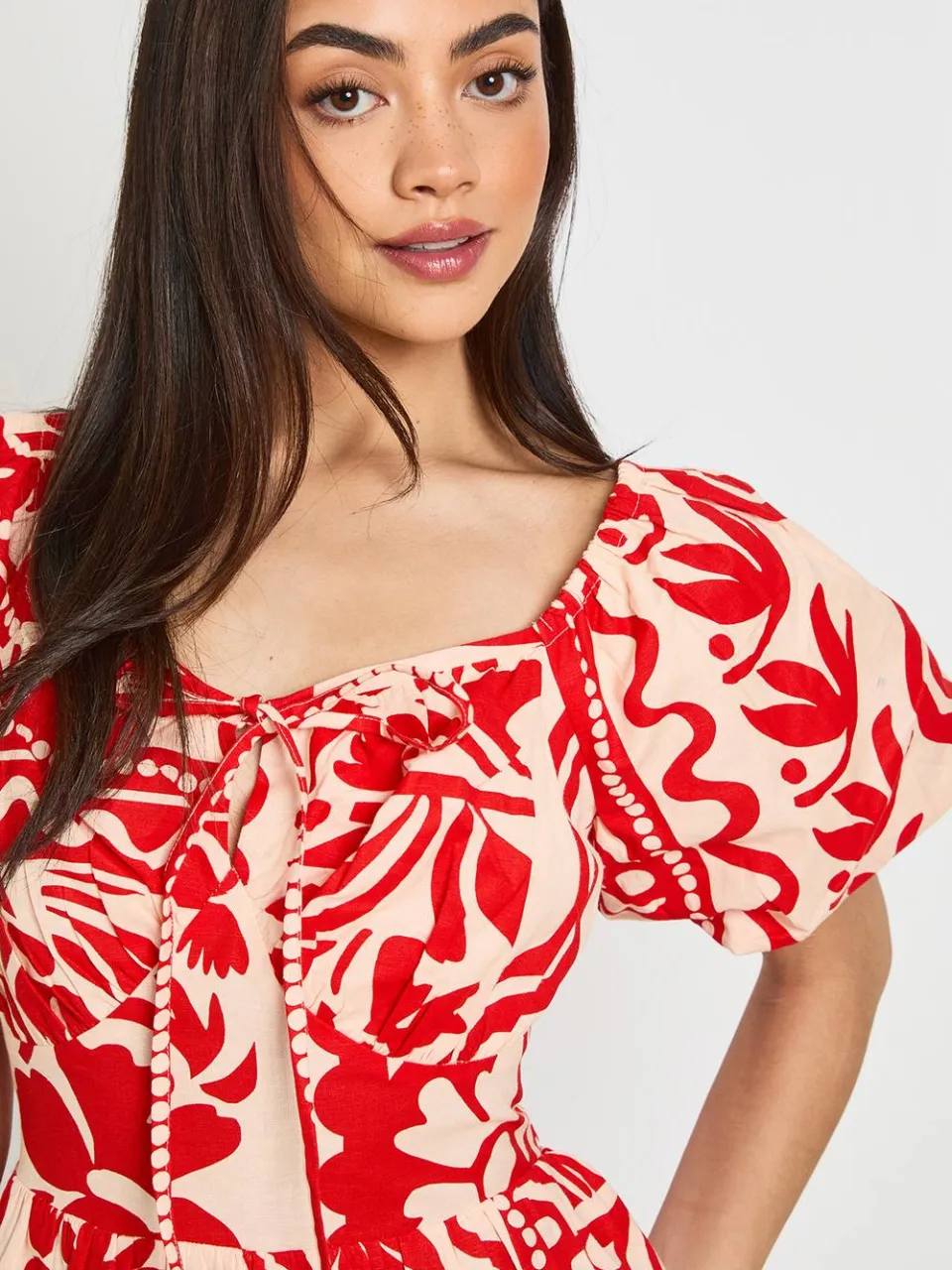 boohoo Dames Mini-jurk Met Bloemenprint, Linnenlook En Volumineuze Mouwen rood, foto 4