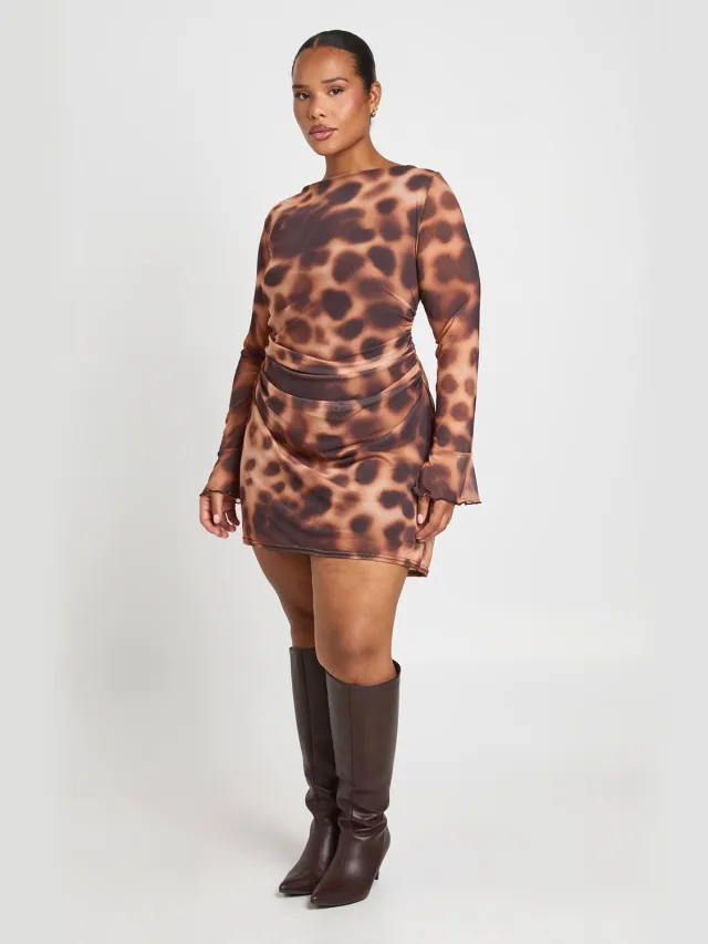 boohoo Dames Plus Abstract Geplooid Mini Shift-jurk Bruin