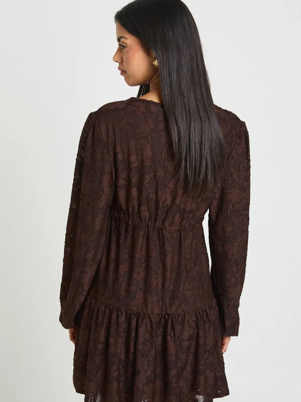 boohoo Dames Burnout Bloemen Strikjurk met Smokwerk chocoladebruin, foto 2