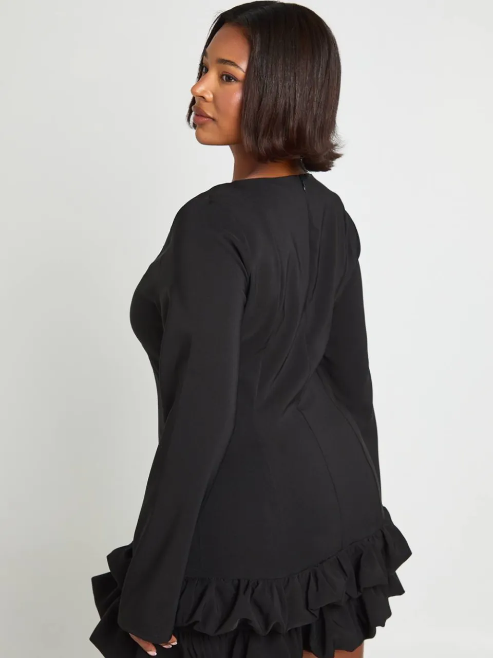 boohoo Dames Plus Geweven Pofmouwen Ruchezoom Shiftjurk zwart, foto 3