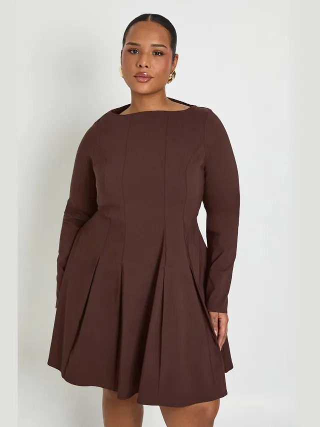 boohoo Dames Plus Bengaline Geplooide Lange Mouwen Skaterjurk Chocoladebruin