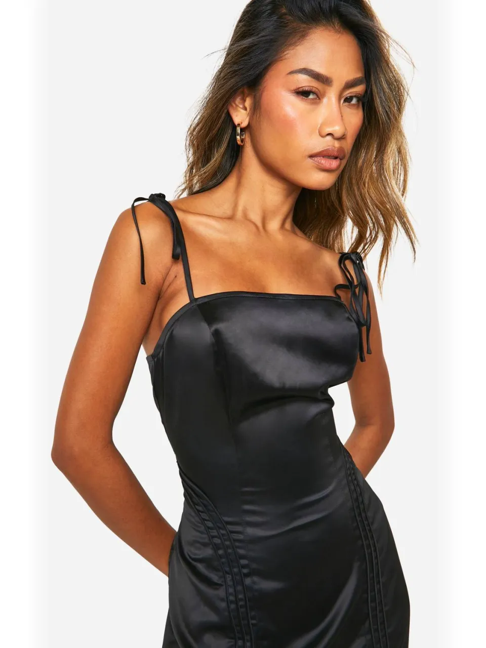 boohoo Dames Satijnen mini-jurk met pijpdetails en strikbandjes zwart, foto 3