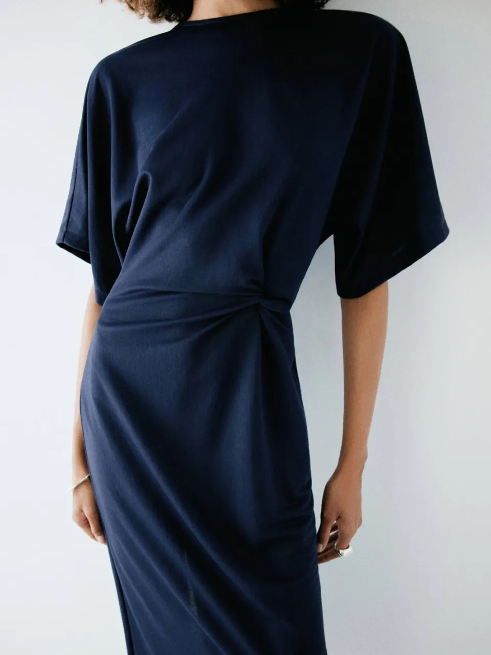 Mango midi jurk met split - donkerblauw, foto 5
