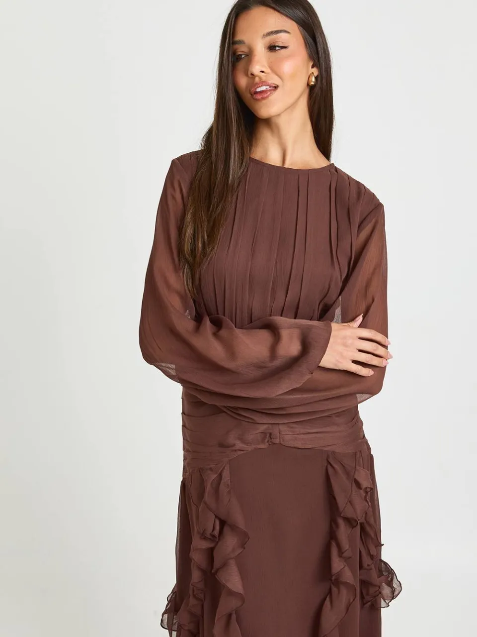 boohoo Dames Kreukchiffon Ruches Maxi Jurk chocoladebruin, foto 3