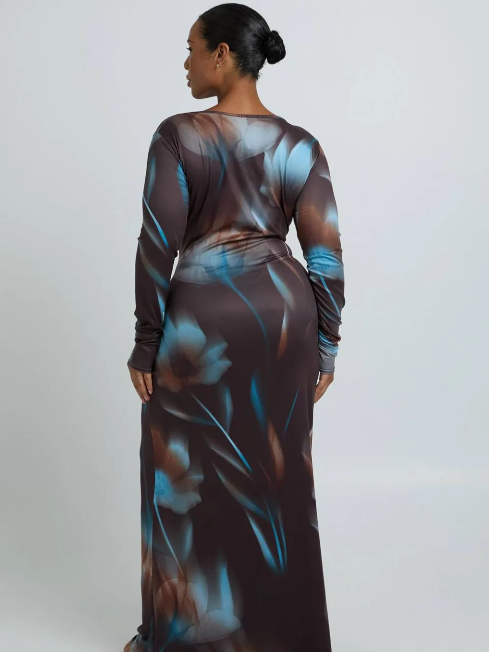 boohoo Dames Plus Maxi Jurk Met Lange Mouwen En Tonale Bloemenprint chocoladebruin, foto 2