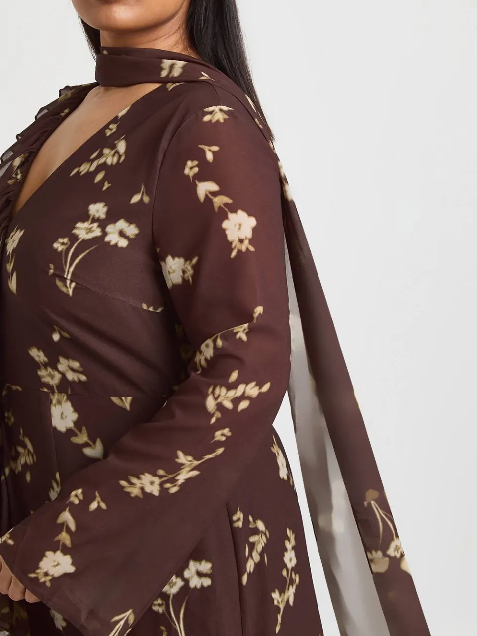 boohoo Dames Plus Maxi Jurk Met Ruches Aan De Voorkant, Naaddetail En Sjaalkraag chocoladebruin, foto 4