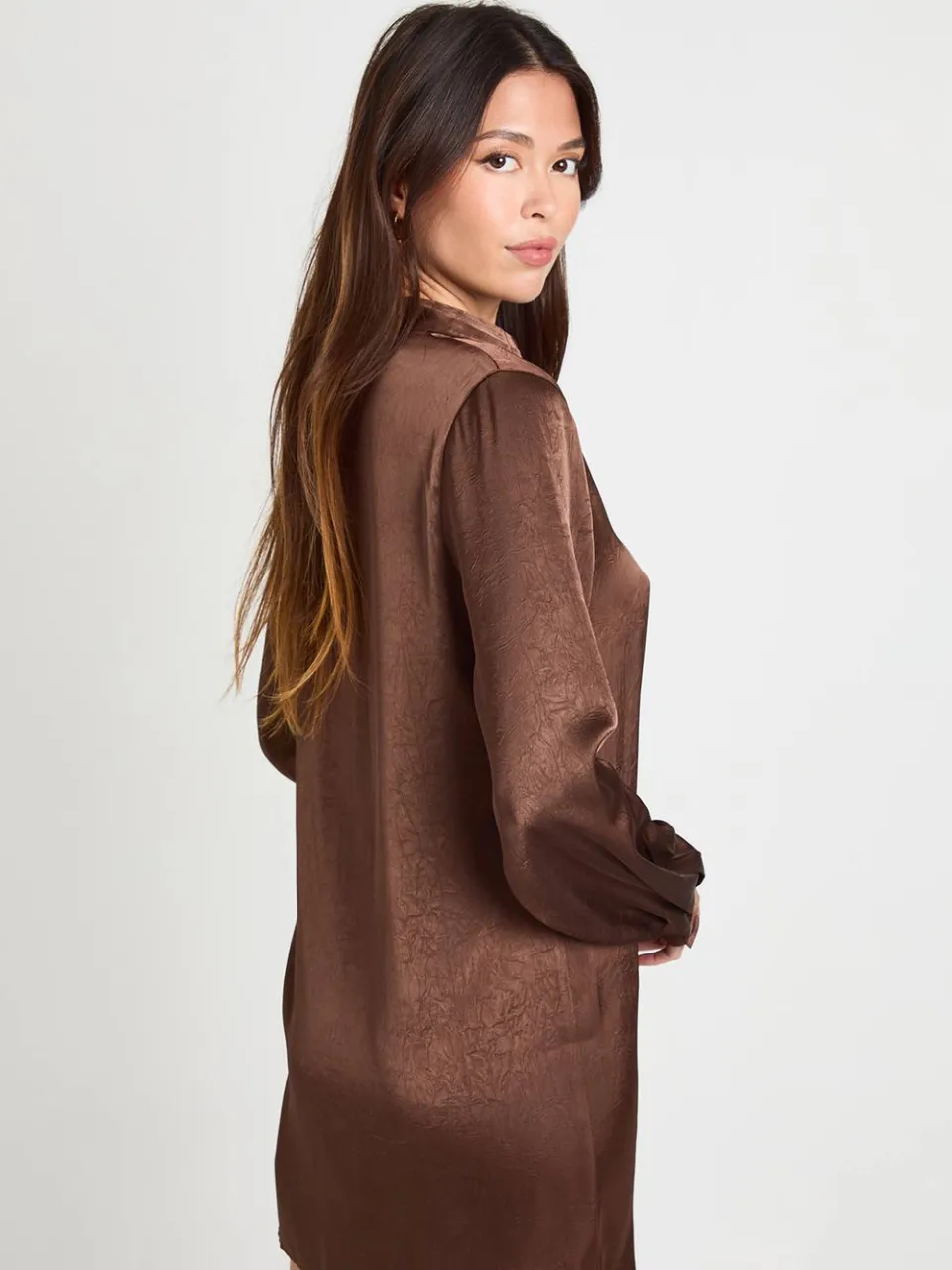 boohoo Dames Getextureerde satijn wrap-shirtjurk chocoladebruin, foto 3