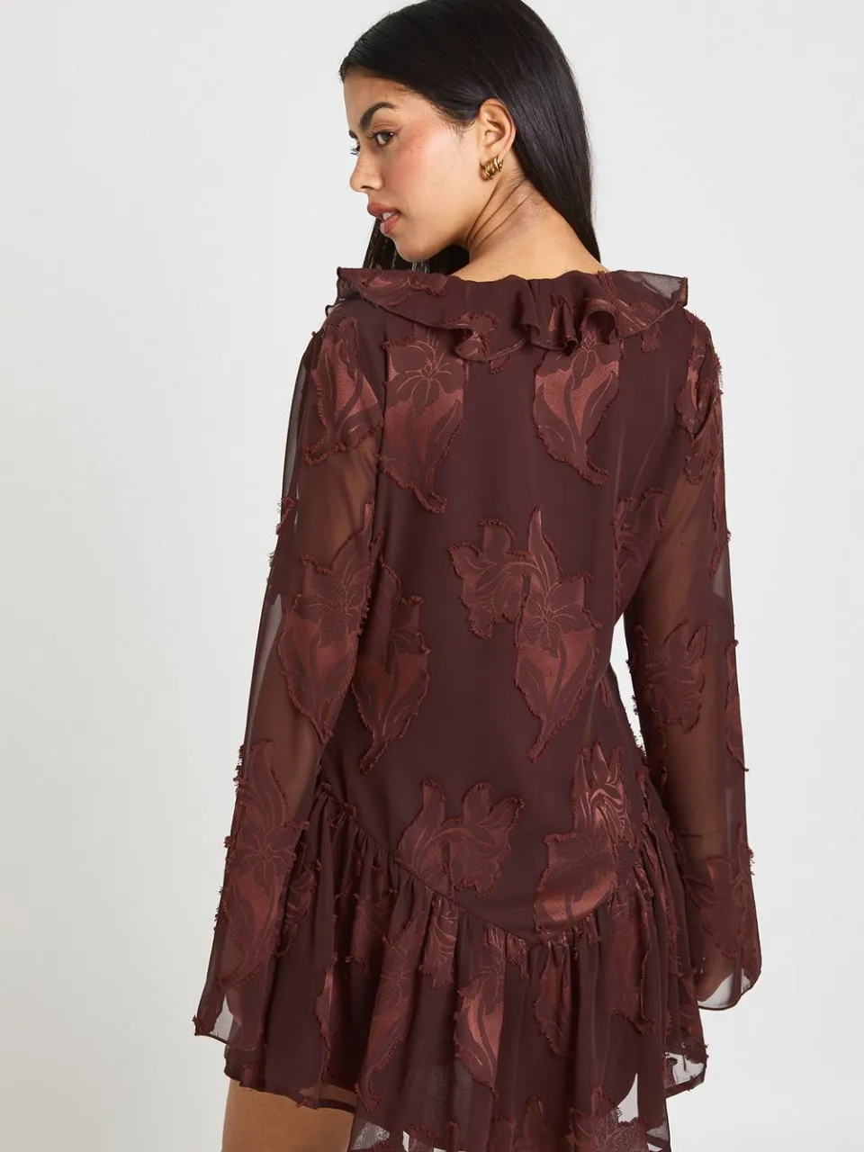 boohoo Dames Bloemen Burnout Mini Jurk met Gedipte Zoom chocoladebruin, foto 2