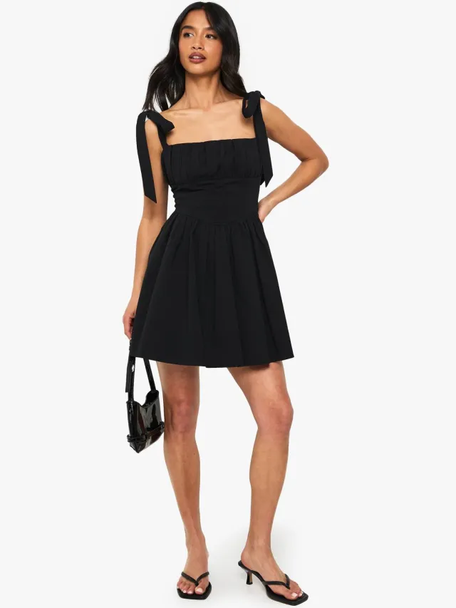 boohoo Dames Petite Tie Shoulder Milkmaid Skaterjurk Zwart