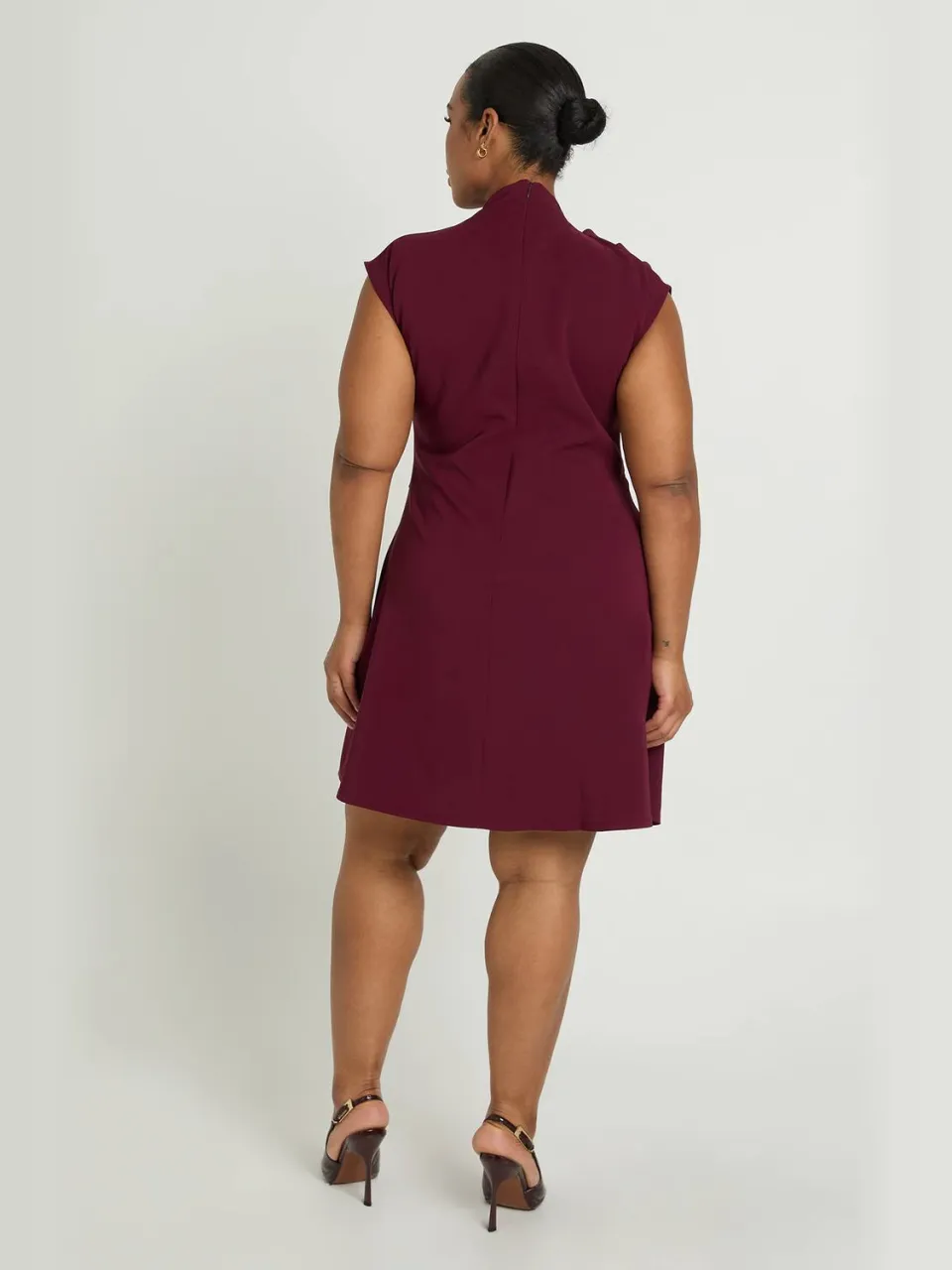 boohoo Dames Plus Hoge Hals Skater Jurk Met Geplooid Detail wijn, foto 2