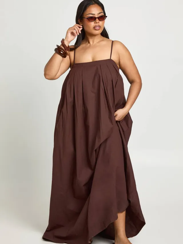 boohoo Dames Plus Katoenen Poplin Geplooide Volume Maxi Jurk Chocoladebruin