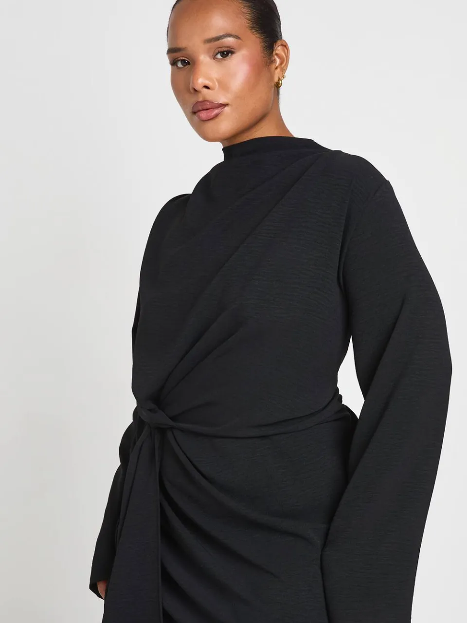 boohoo Dames Plus Gehamerde Cowl Hals Knoop Detail Mini Jurk zwart, foto 4