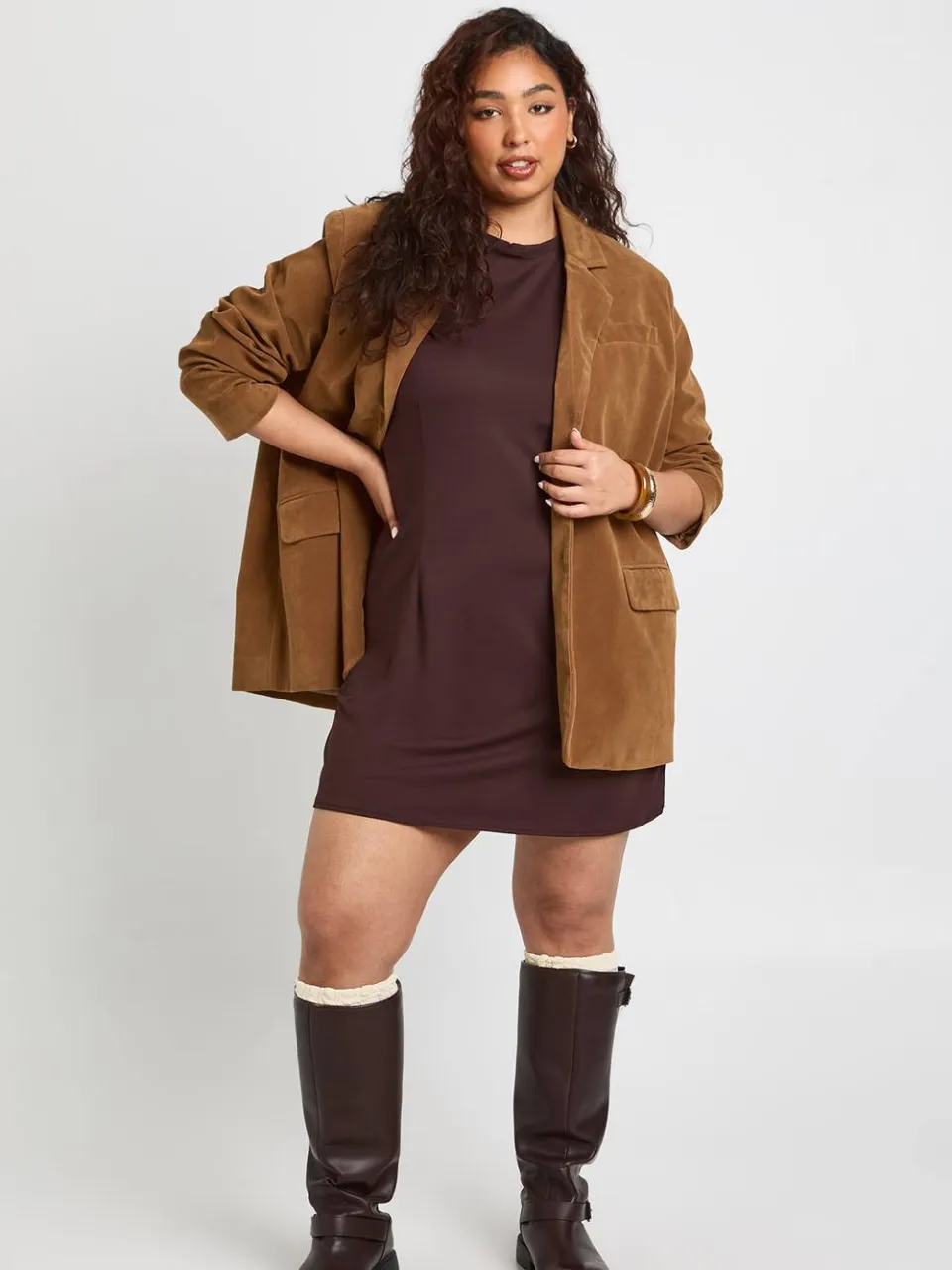 boohoo Dames Plus T-shirtjurk met getailleerd detail chocoladebruin, foto 2