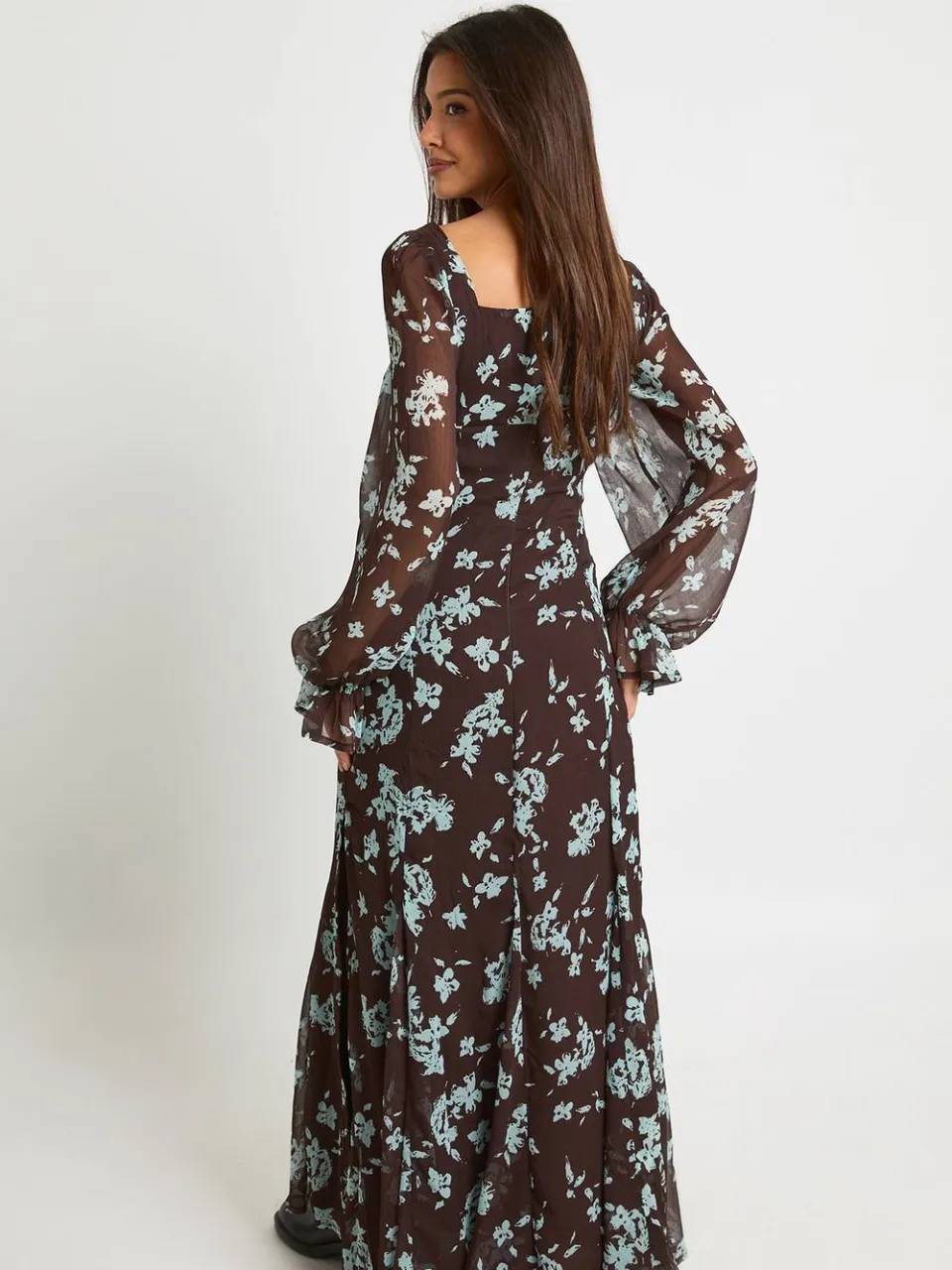 boohoo Dames Bloemrijke gekreukelde chiffon melkmeisje maxi-jurk chocoladebruin, foto 2