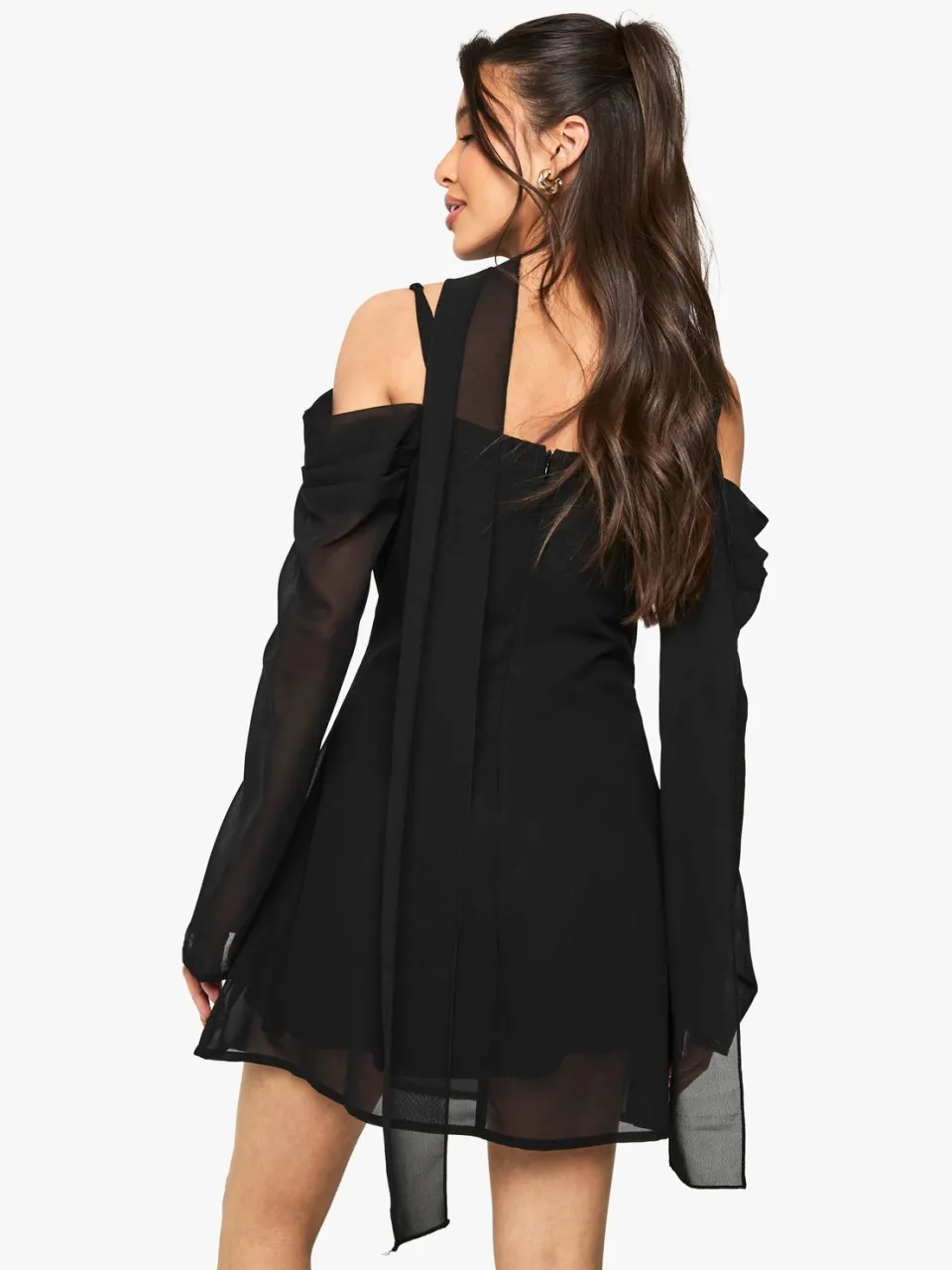 boohoo Dames Chiffon Sjaal Detail Cold Shoulder Mini Jurk zwart, foto 2