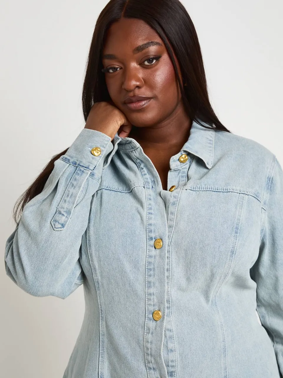 boohoo Dames Plus Gouden Knoop Getailleerde Denim Jurk, foto 4