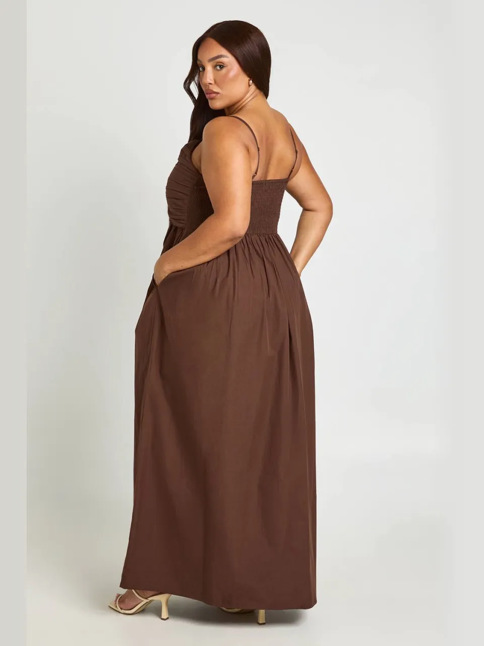 boohoo Dames Plus Maxi Jurk Met Gerimpeld Lijfje chocoladebruin, foto 2