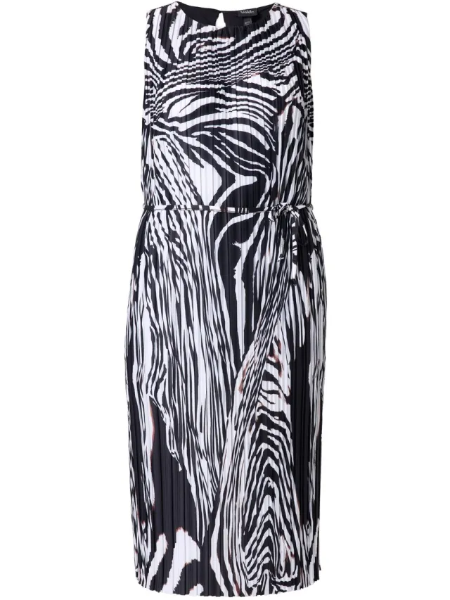 Ulla Popken Dames - Geplooide midi-jurk zebrapatroon ronde hals mouwloos - Zwart - Maat 58+
