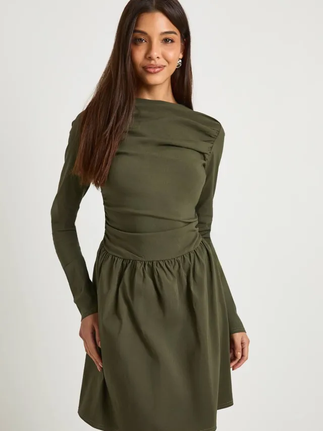 boohoo Dames Gerafelde mini-jurk met afvallende taille en lange mouwen Kaki