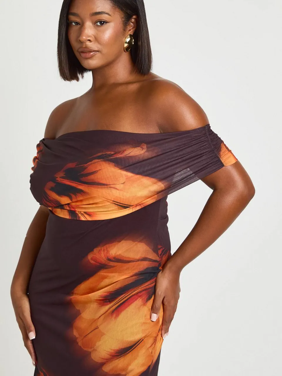 boohoo Dames Plus Asymmetrische Bloemen Mesh Maxi Jurk chocoladebruin, foto 4