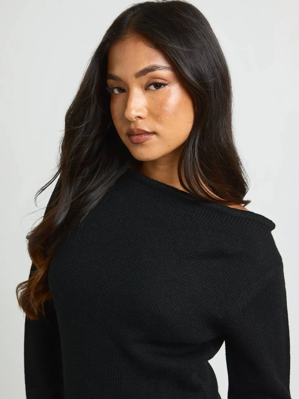 boohoo Dames Petite Gebreide Maxi Jurk Met Slash Halslijn zwart, foto 3
