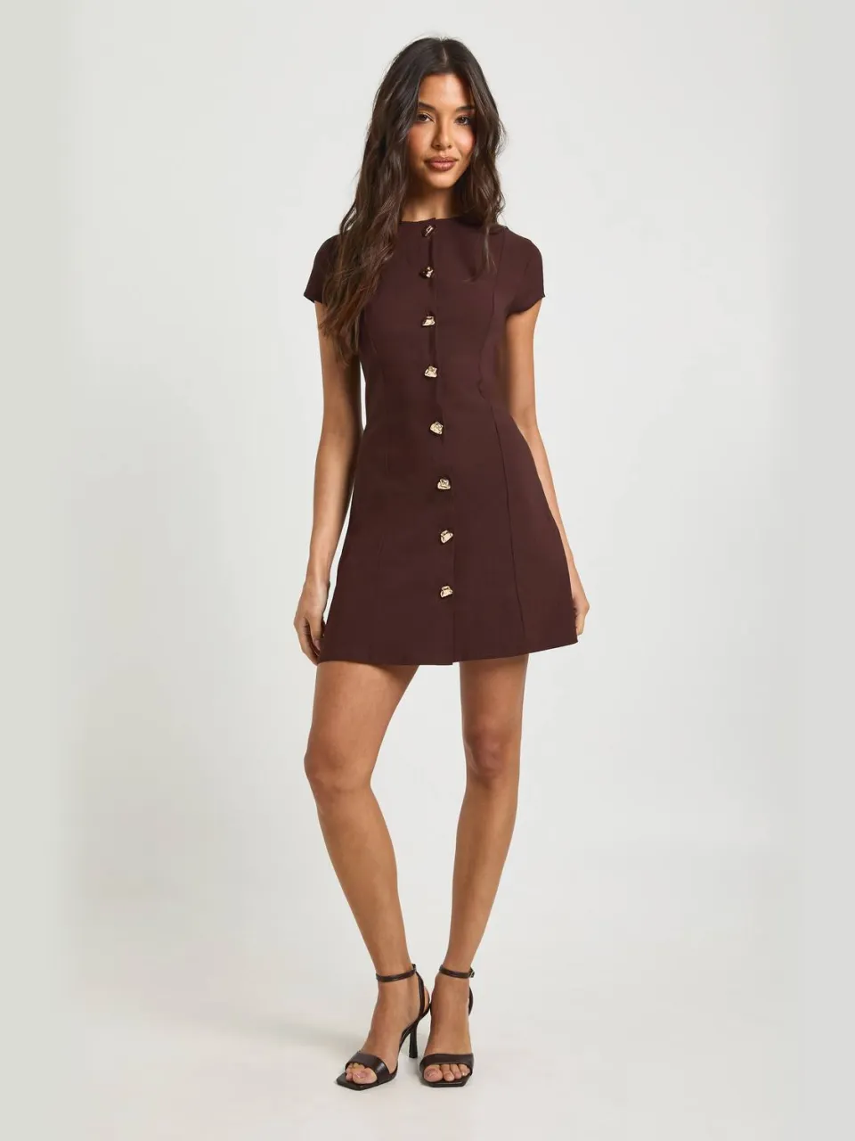 boohoo Dames Bengaline Shift Jurk met Gouden Knoop Details en Korte Mouwtjes, foto 3