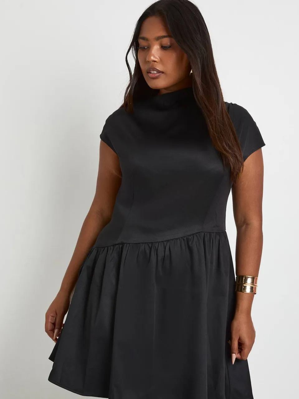 boohoo Dames Plus Asymmetrische Tailleband Skaterjurk zwart, foto 3
