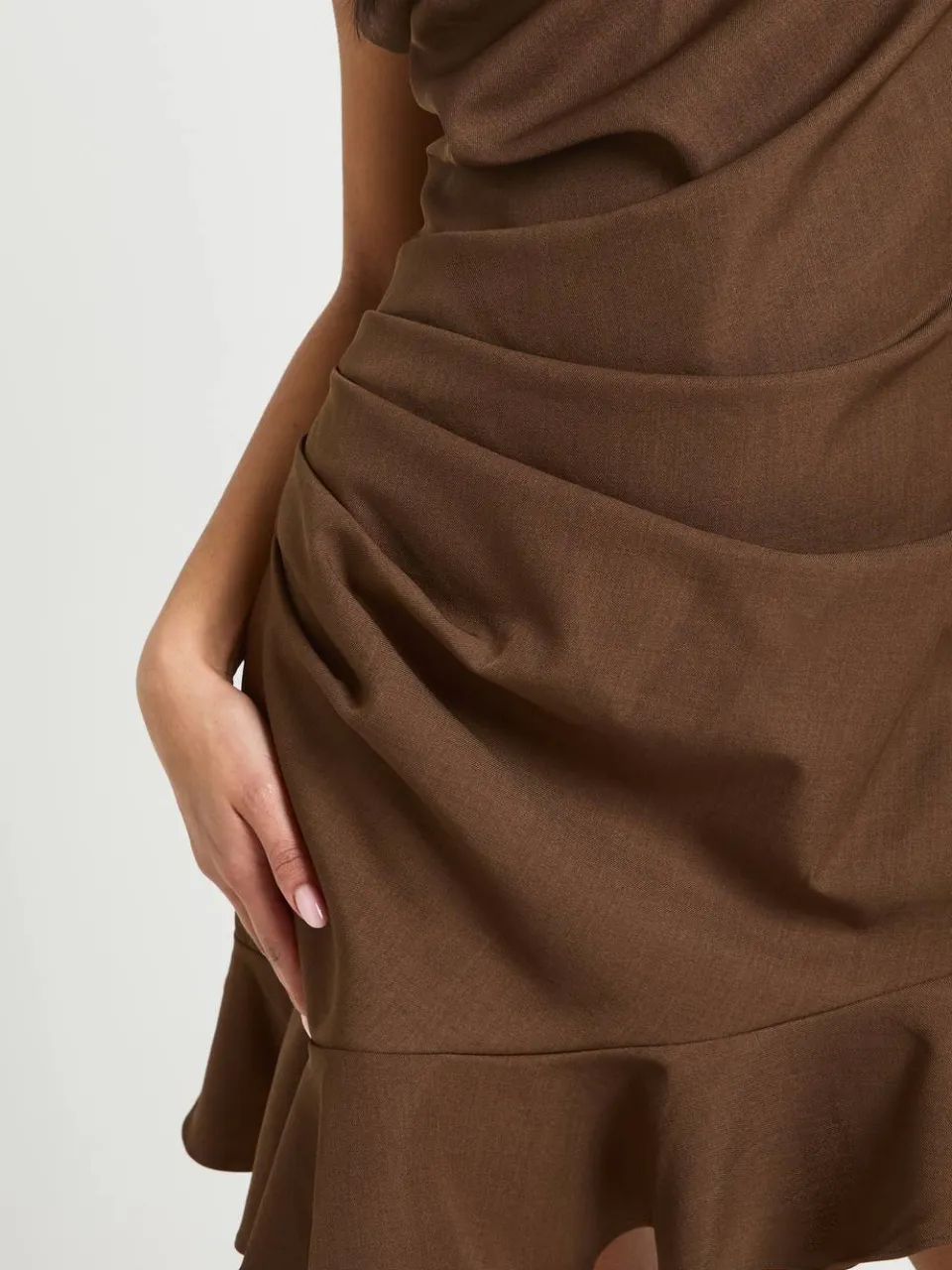boohoo Dames Geplooid Mini Jurkje met Ruffle Zoom Zonder Mouwen taupe, foto 4