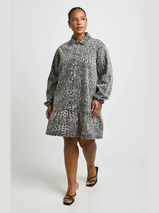 boohoo Dames Plus Denim Jurk Met Verlaagde Zoom Luipaardprint