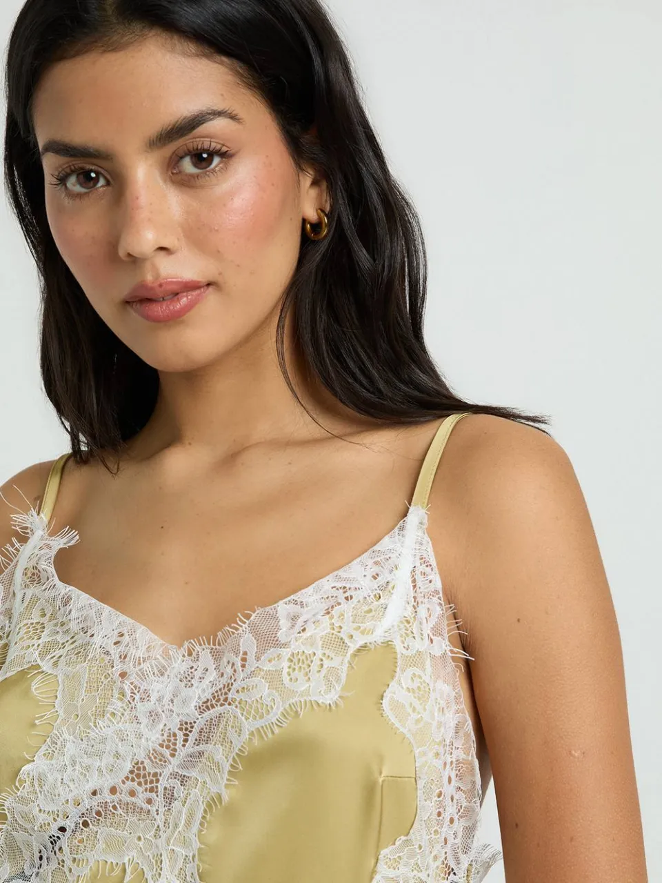 boohoo Dames Satijnen Midi Jurk Met Asymmetrische Zoom En Contrasterende Kant olijf, foto 4