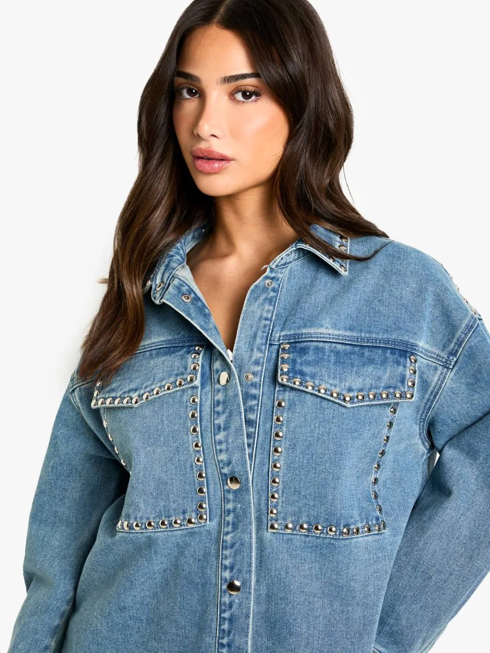 boohoo Dames Petite Stud Detail Denim Oversized Shirtjurk, foto 4