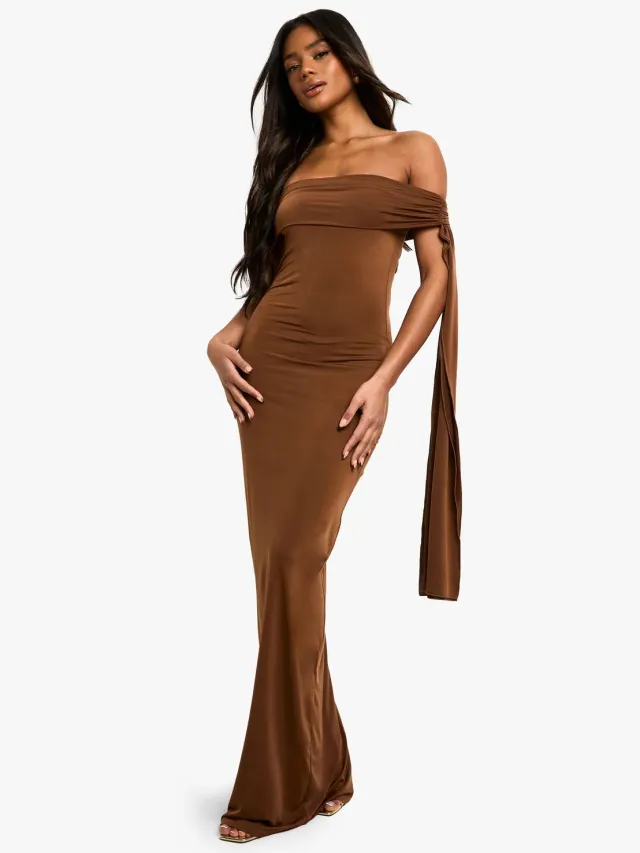 boohoo Dames Twist Detail Off Shoulder Drape Maxi Jurk Brons